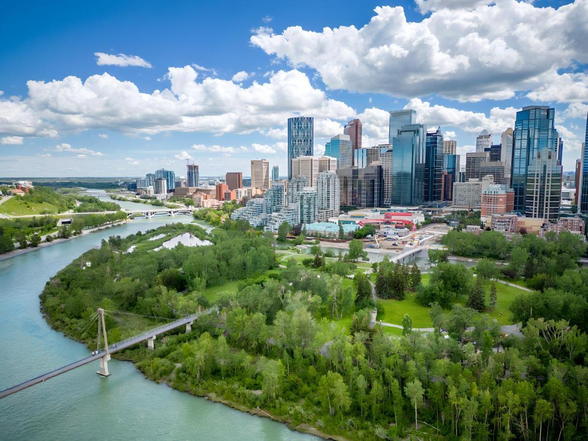 Entire Condo Downtown, Walk To Bmo & Stampede, Parking, 1,5 Hrs To Banff Calgary Exterior photo